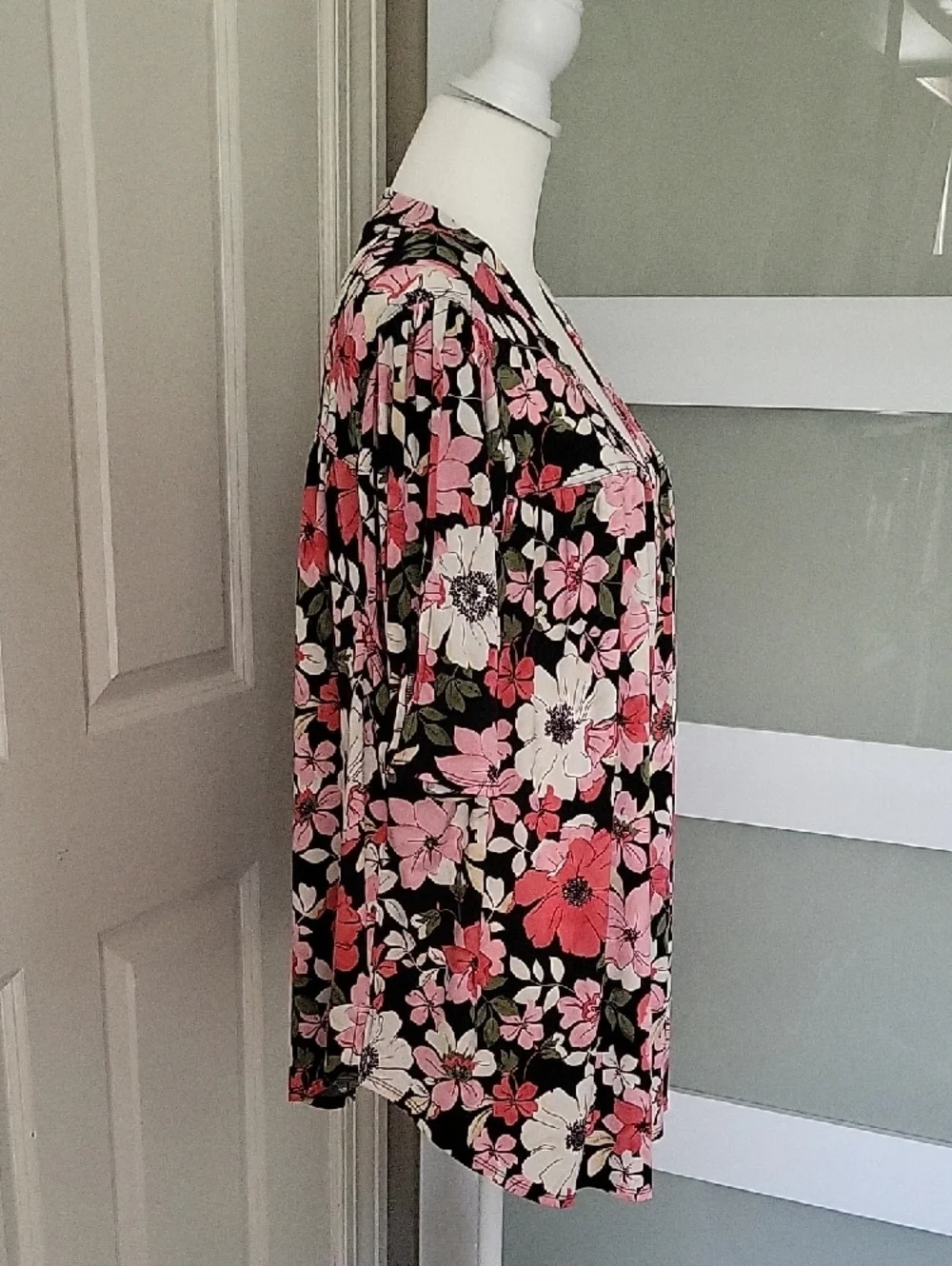 Lane Bryant Floral Blouse Size 26/28 Black Pink Flowy V-Neck Top - Picture 4 of 9